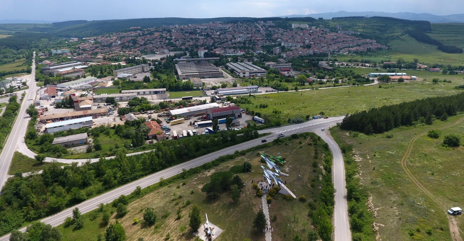 Нискотехнологична местна история с детайли, които варират от иронични до смешни